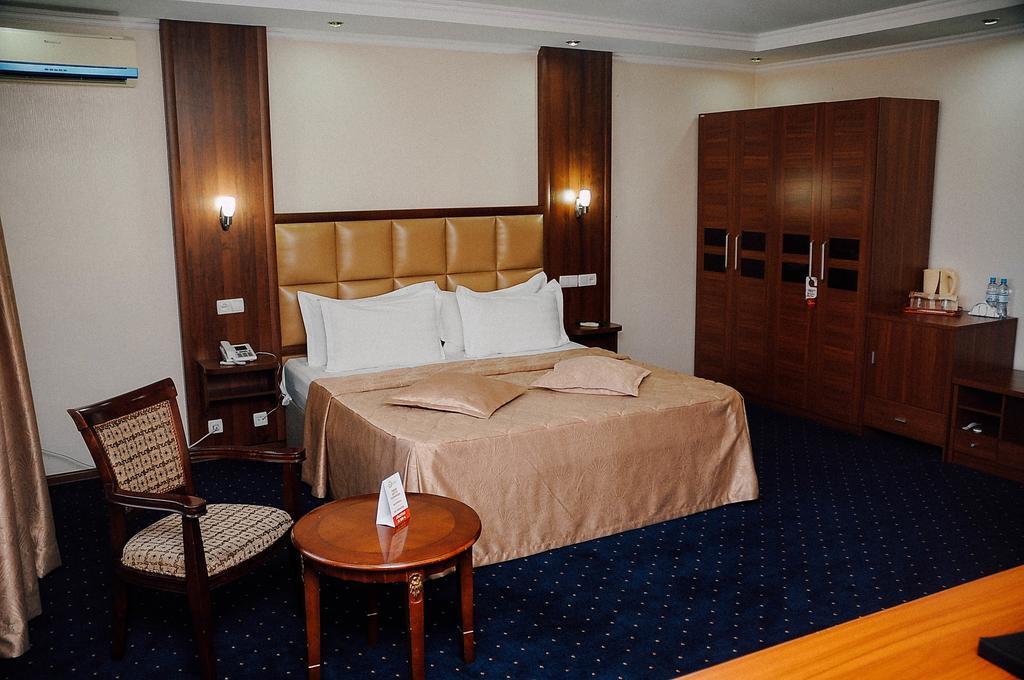 Dostyk Hotel Tsjimkent Eksteriør bilde