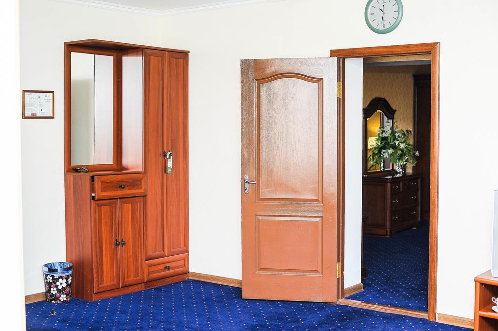Dostyk Hotel Tsjimkent Eksteriør bilde