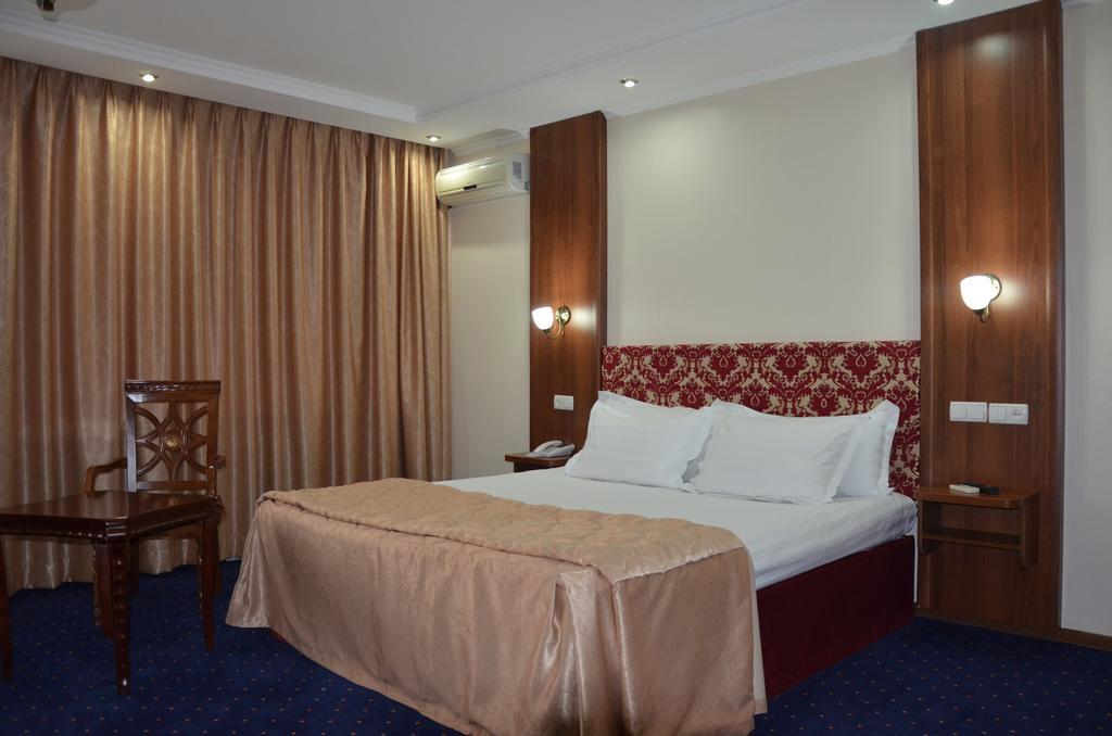 Dostyk Hotel Tsjimkent Eksteriør bilde