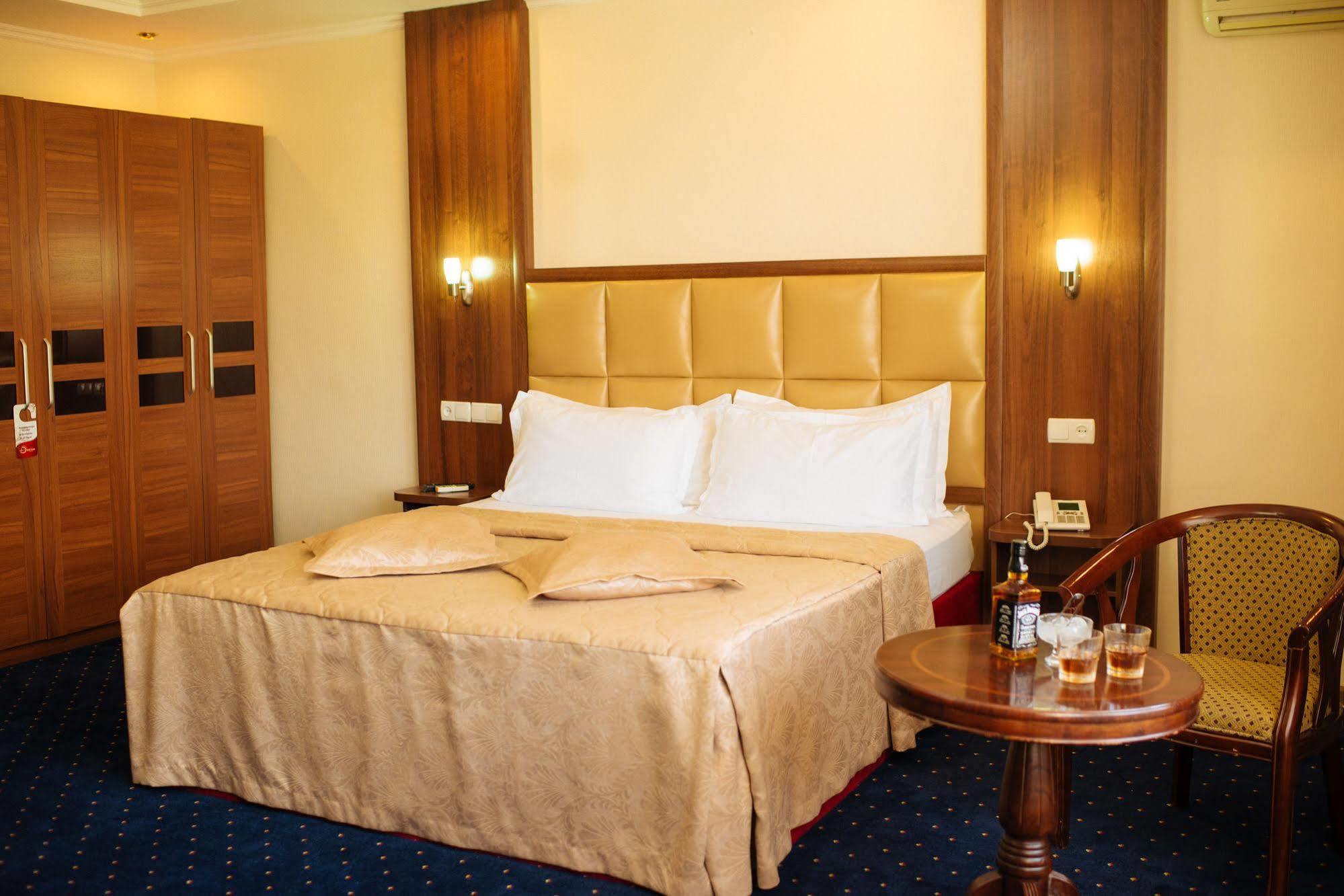 Dostyk Hotel Tsjimkent Eksteriør bilde