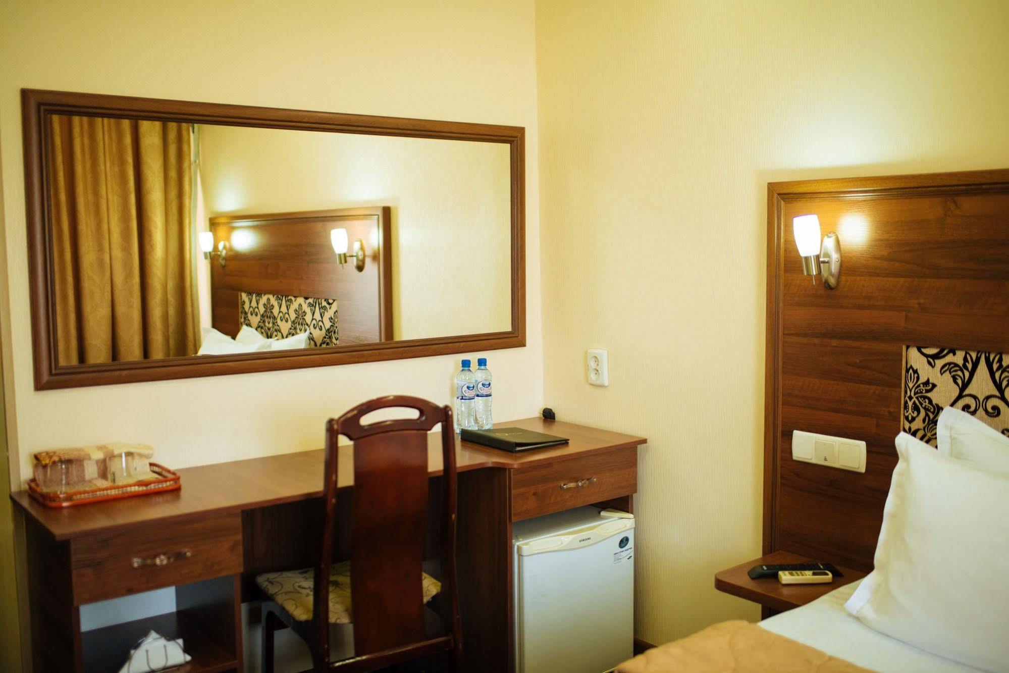 Dostyk Hotel Tsjimkent Eksteriør bilde