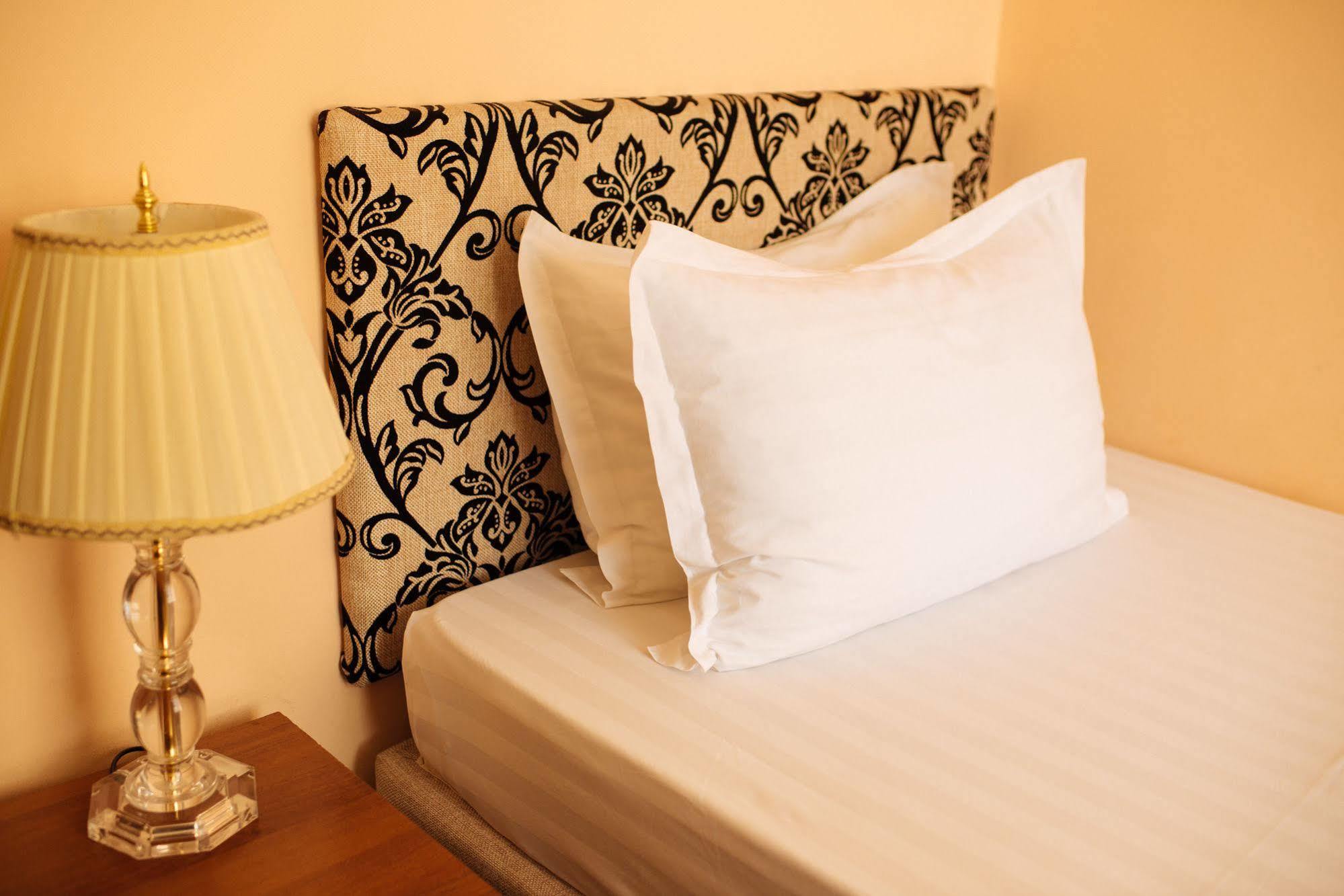 Dostyk Hotel Tsjimkent Eksteriør bilde