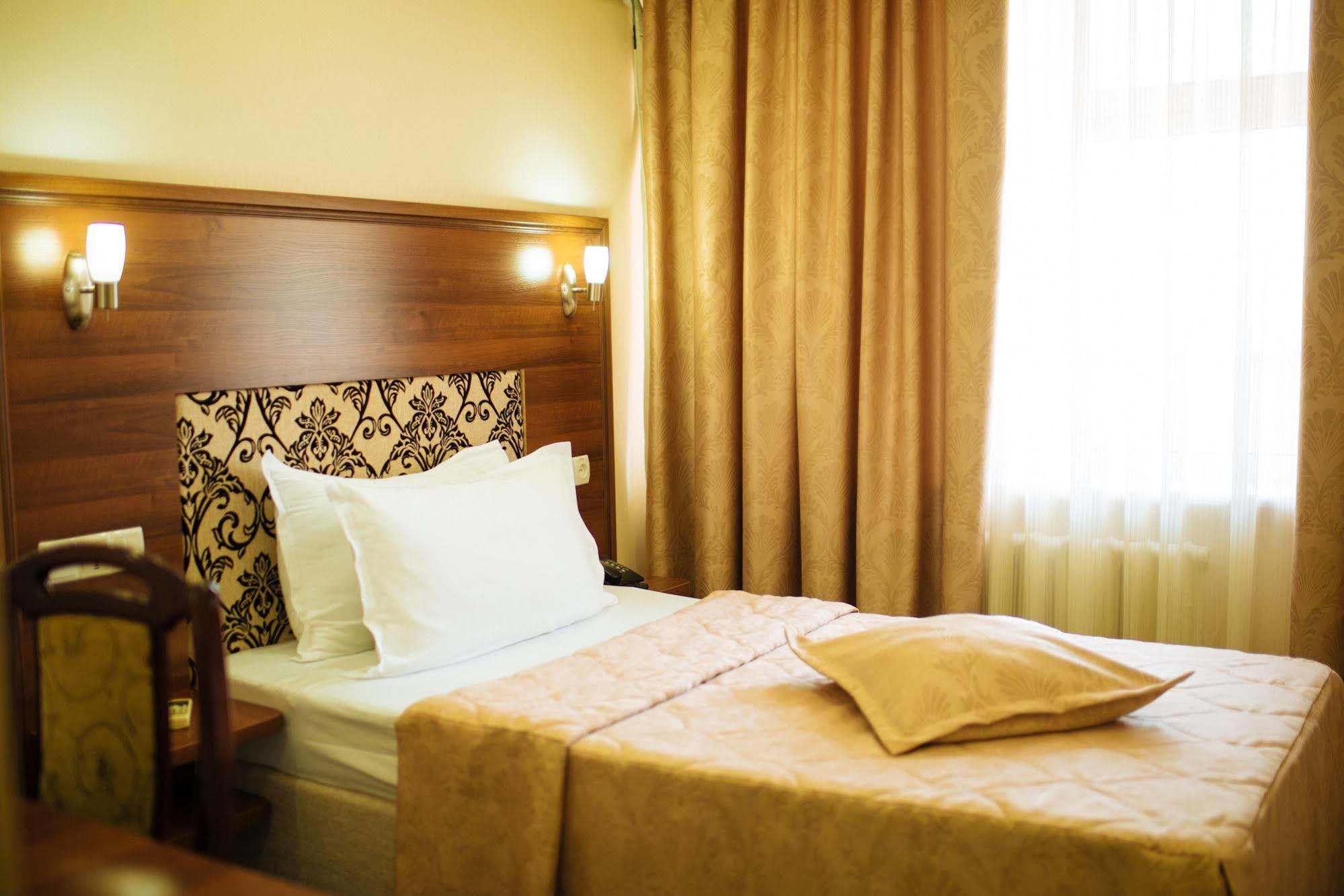 Dostyk Hotel Tsjimkent Eksteriør bilde