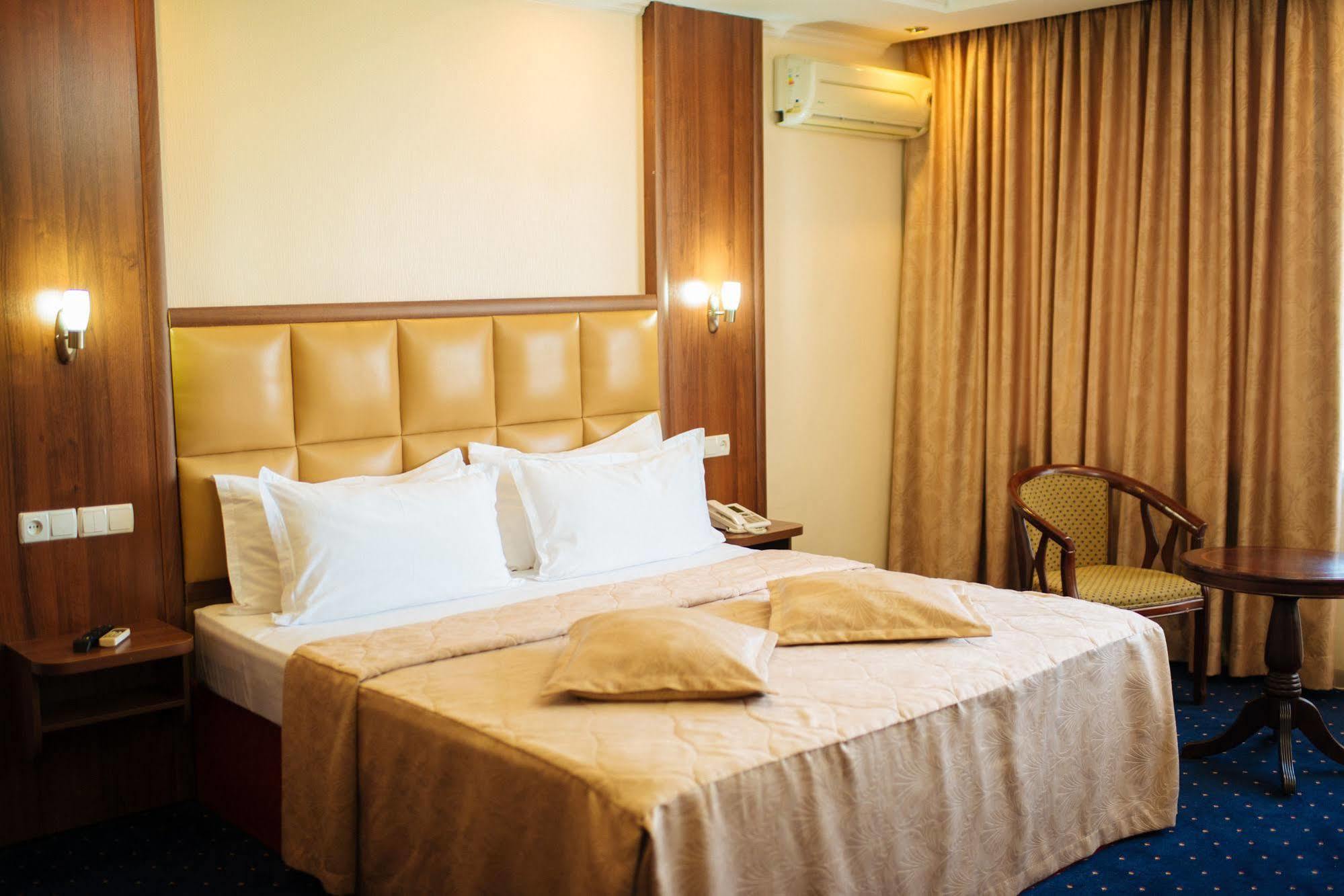 Dostyk Hotel Tsjimkent Eksteriør bilde