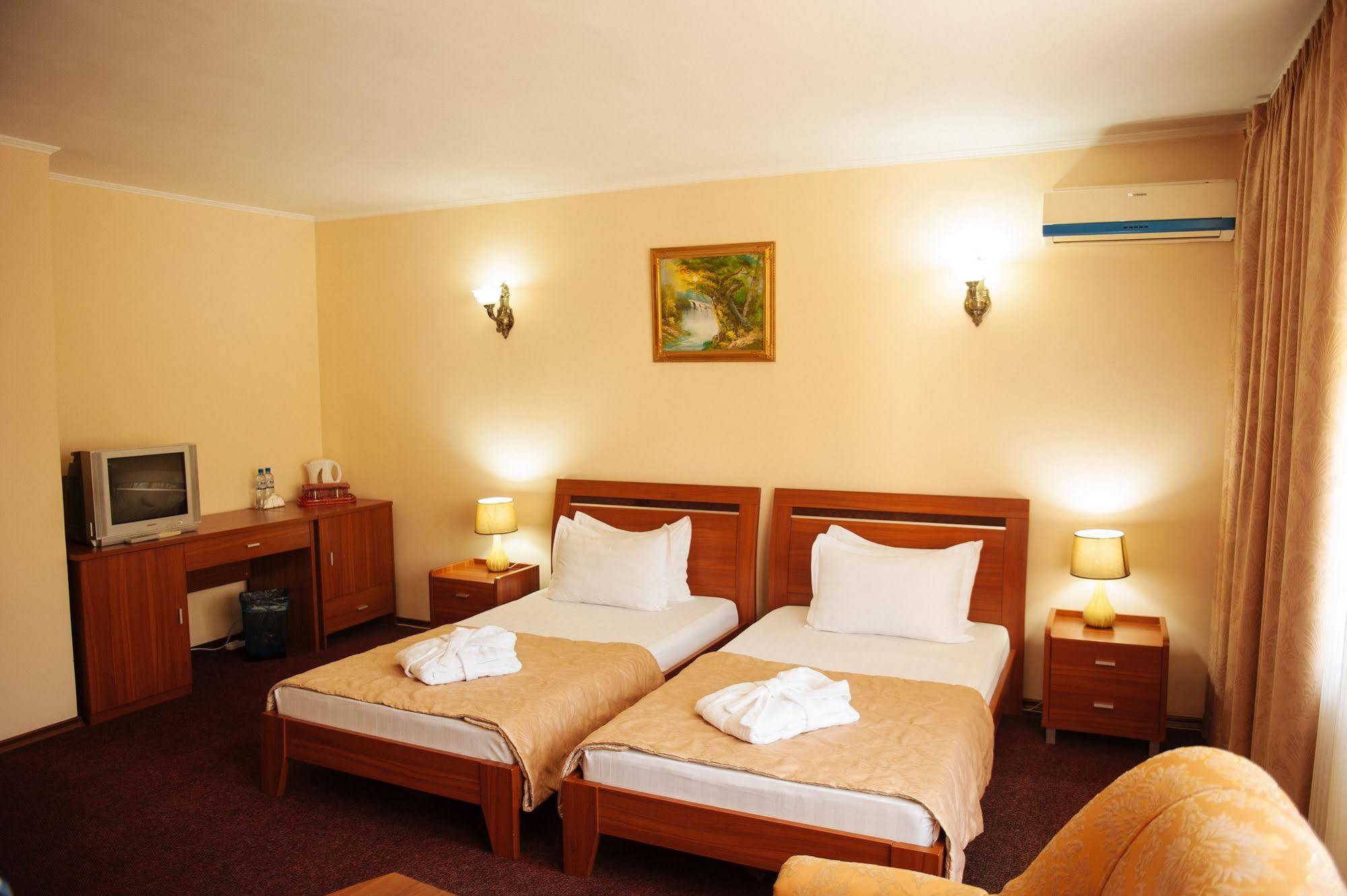 Dostyk Hotel Tsjimkent Eksteriør bilde
